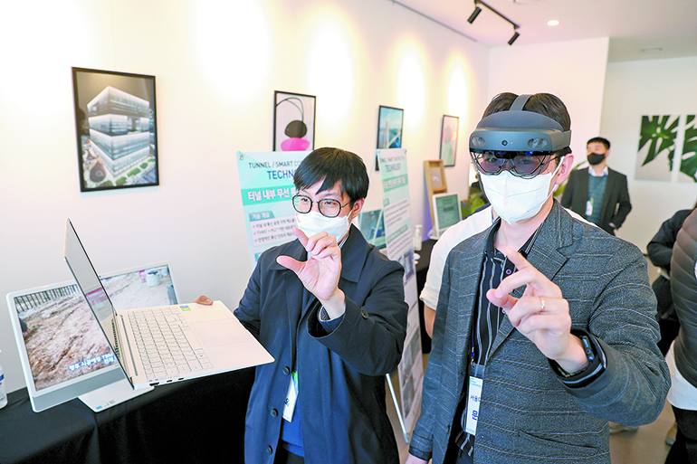 Participants experiencing AR HoloLens. 