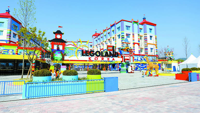 Legoland entrance in perfect harmony with the hotel exterior, exuding vibrant life with colorful ambiance. 
