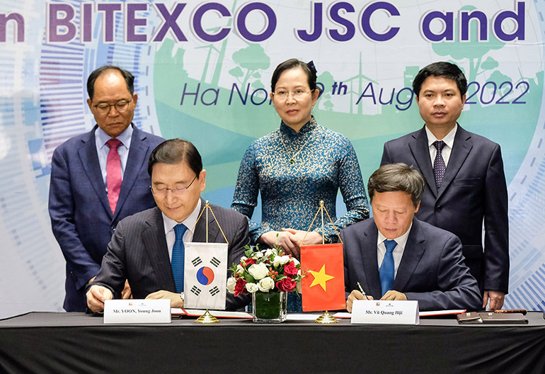 Photo of signing the MOU on Ha Nam Eco-Smart Urban Living Tomorrow City. The signing ceremony was held with key members attending the ceremony including Hyundai E&C CEO Yoon Young-Joon (front left) and Bitexco Chairman Hoi (front right).
