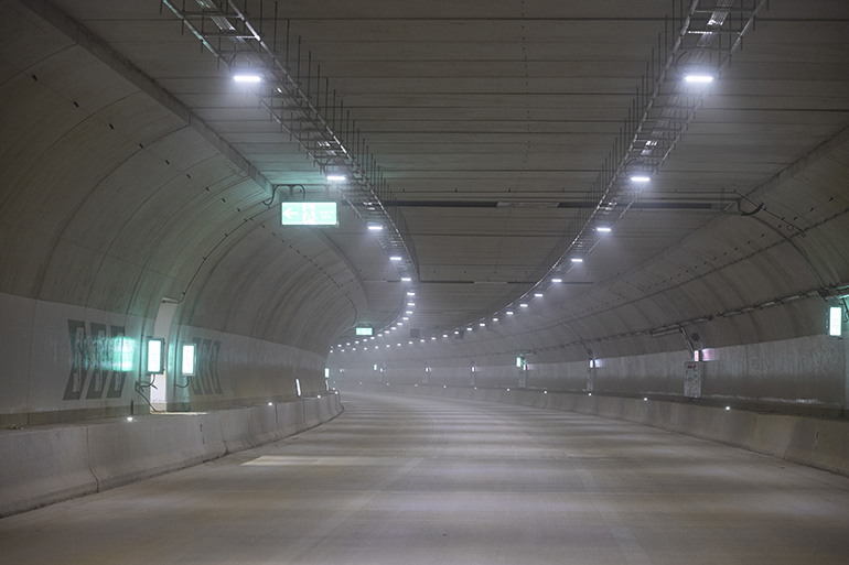 [ A sunken shaft is installed on the sound-proof tunnel (right) underpass before the entrance of the main underpass (left), illuminating overall environment. ]