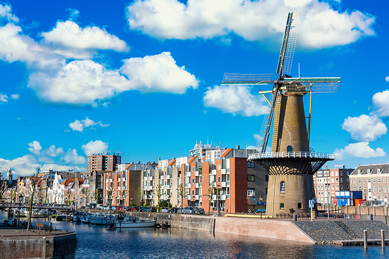 [ 풍차와 선박을 쉽게 볼 수 있는 네덜란드의 풍경. 네덜란드는 국토의 40%가 수백 년에 걸쳐 제방을 쌓고 풍차와 펌프로 물을 빼내 얻은 간척지입니다. ]