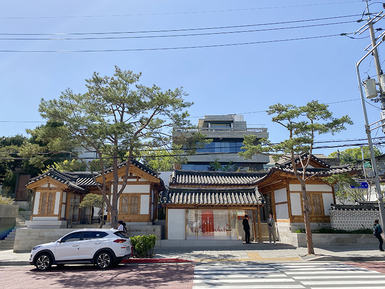 아모레퍼시픽그룹의 ‘북촌 설화수의 집’은 ‘서울 우수 한옥 디자인’에 선정되는 등 브랜드 인지도를 높이는데 기여하고 있습니다