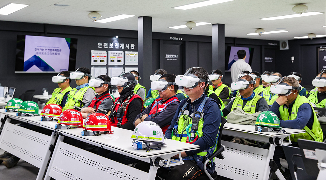 현장 근로자들이 ‘찾아가는 안전문화체험관’ 교육에 참여해 VR 장비를 활용한 체험형 콘텐츠로 안전교육을 받고 있다.