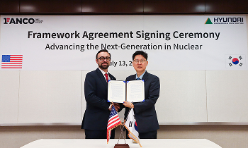 13일(현지 시간) 미국 뉴욕에서 열린 협약식에서 현대건설 NewEnergy사업부 최영 전무(오른쪽)와 FANCO 마이크 라인보스 CEO가 협약서에 서명 후 기념사진을 촬영하고 있다